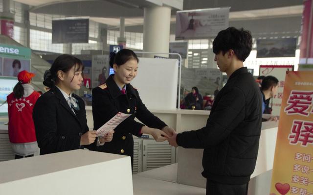 情满旅途，1435温暖您的回家路，成都志愿者在行动