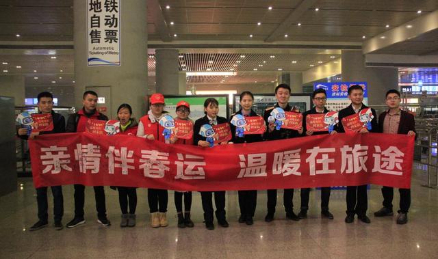 情满旅途，1435温暖您的回家路，成都志愿者在行动