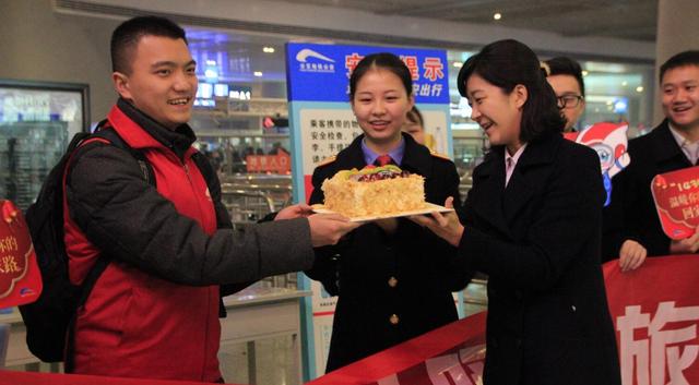 情满旅途，1435温暖您的回家路，成都志愿者在行动