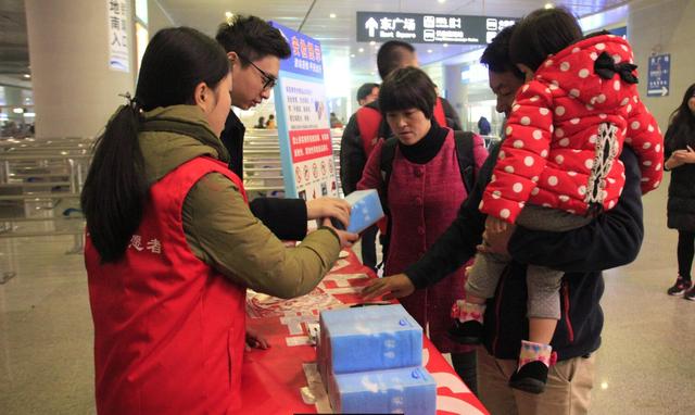 情满旅途，1435温暖您的回家路，成都志愿者在行动