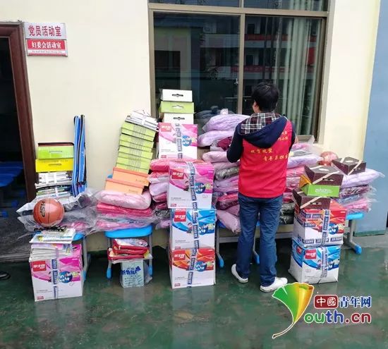 酉阳县山茶花志愿者整理爱心人士为留守儿童捐赠的新年心愿礼物。酉阳县团委 供图