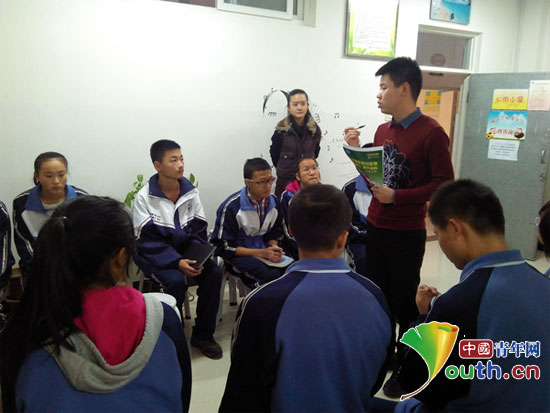 1月9日，吉林大学支教团市在三中七彩小屋召开关爱农民工子女专题培训。