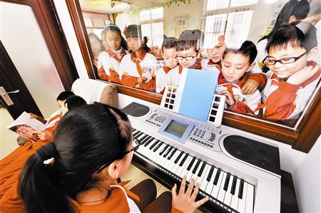 今年滨海新区共青团联合爱心企业，在新区外来务工人员子女集中的社区陆续增建“七彩小屋”，内设平板电脑、健身器材、各类课外读物和乐器，让外来务工人员子女及周边社区的孩子们尽情享受书籍、音乐带来的快乐。图为孩子们在滨海大沽街远景社区的“七彩小屋”里参加课外活动。本报记者