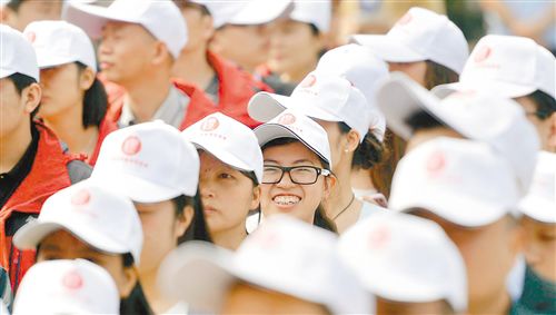 4月28日，南川区金佛山西坡，参加出发仪式的志愿者戴上统一印有“礼”字的帽子。
