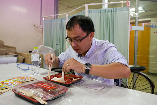 志愿者倪征下午两点多才吃上午饭，临时需要翻译，吃了一半的饭盖上就忙去了。