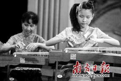 “金色朝阳”辅导班除了常规作业辅导,还有音乐课、手工课、电影课等活动。南方日报记者何俊