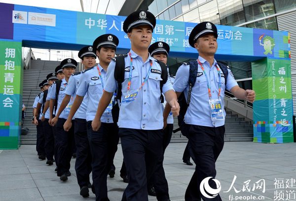 来自福建警察学院的一队安保志愿者正在列队进入工作岗位。