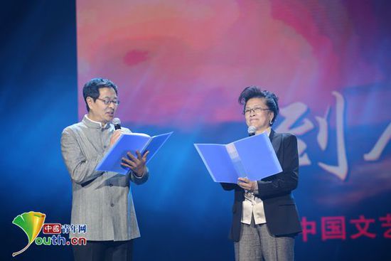 濮存昕和宋春英进行诗朗诵《献给文艺志愿者的歌》。中国青年网记者李延兵