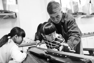 李朝毅手把手教孩子拉二胡