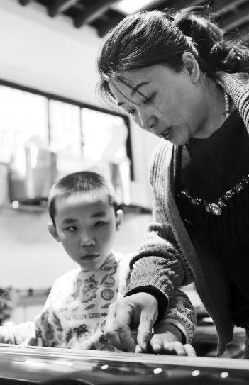 白发志愿者用音乐之手开光明之门