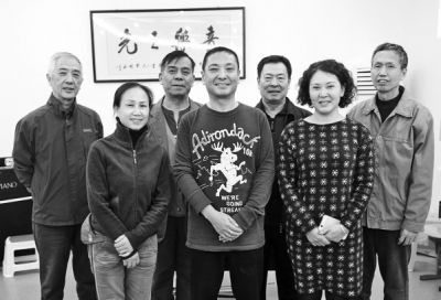 白发志愿者用音乐之手开光明之门