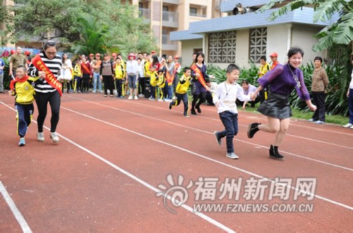 志愿者当“眼睛” 盲童们像普通人一样去奔跑