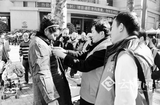 13日,暖阳中的昆明仍不失寒意。“昆明之美”慈善团队连续第六年走上街头,为漂泊在街头的流浪者送去温暖。