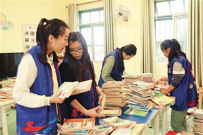 海南师范大学文学院青年志愿者协会的“稻草人”爱心服务队七年坚持到流动子女学校海口市美兰区五一小学，帮助建书屋，与孩子们交流。