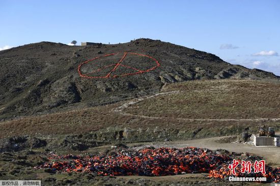 在过去的6个月内，41.2万名移民在到达希腊的莱斯博斯岛后，将随身的救生衣随手丢弃，堆成了一座25英尺高的“救生衣”小山。