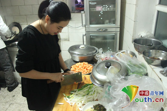 图为阿勒泰市志愿者亲自下厨房帮助食堂大师傅做菜。宋天豪供图