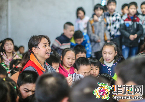 在孩子们中间,秦茂华总是笑容可掬。