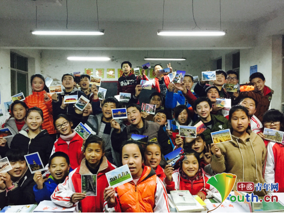 图为澄城县王庄镇刘家洼学校孩子们在展示自己的礼物——明信片。郭璋供图