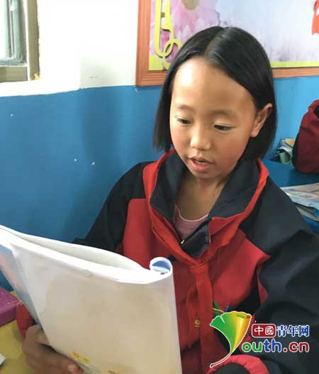 图为红湖学校三年级三班数学课代表李思黔正在进行晨读。钟佳 供图