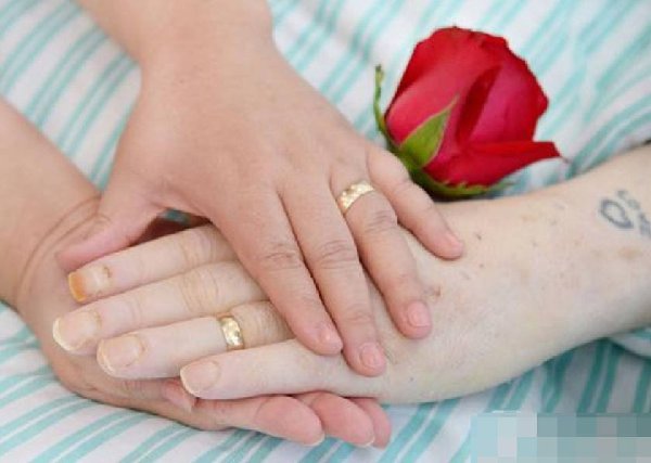 英国男子临终把器官捐给6个中国人