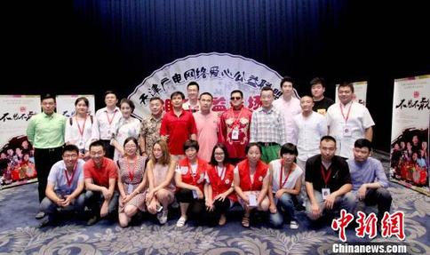 演员们和志愿者合影。　张道正 摄