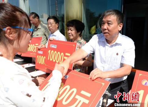 李安平说，20几年来，企业在发展壮大的同时，从来没有停止过对困难学子和群众的资助活动，即使在近两年经济下行期，企业也从来没有忘记过肩负着的社会责任。　马立明 摄