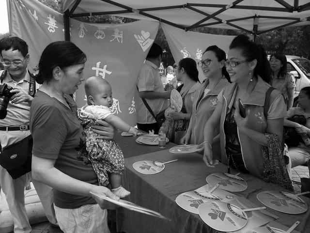 志愿者宣传《慈善法》