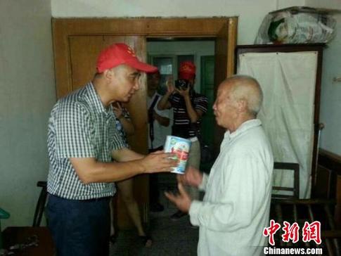 张平参加志愿服务活动,给困难人群送爱心物资 资料图 摄