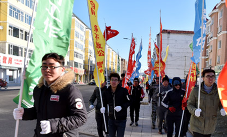 百名消防志愿者5公里徒步行走宣传活动。栾天 摄 yichun.jpg