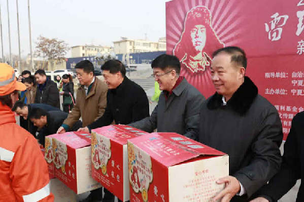 为困难家庭代表发放慰问物资。