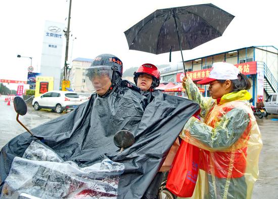 寒风冷雨情暖老乡回家路