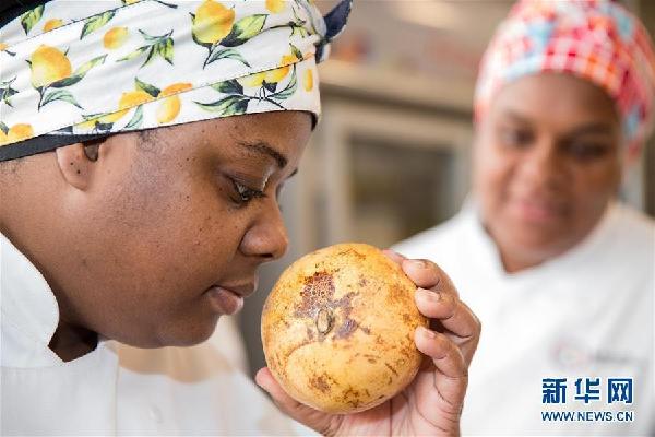 暖心!里约一餐厅为流浪者提供免费晚餐