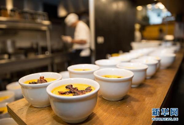 暖心!里约一餐厅为流浪者提供免费晚餐