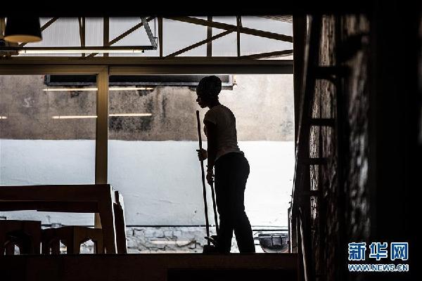 暖心!里约一餐厅为流浪者提供免费晚餐