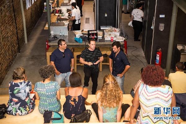 暖心!里约一餐厅为流浪者提供免费晚餐