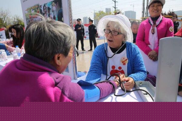 志愿者现场服务。