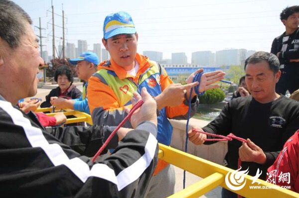 志愿者现场教学。