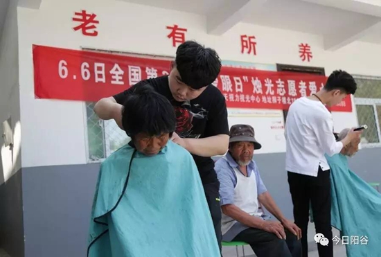 小星的理发店员工在为老人理发。