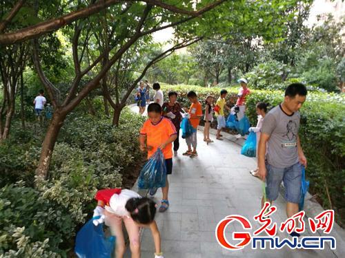 长沙:200余名中小学生志愿服务“美颜”社区