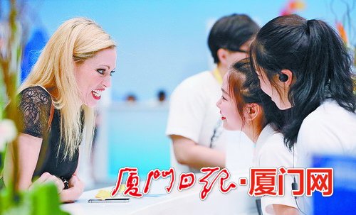 新闻中心问询台里友善专业的志愿者。(厦门日报社融媒体记者 郑晓东 摄)