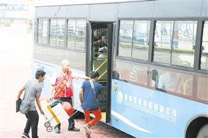 志愿者引导市民游客有序乘车。 记者 谢大强 摄