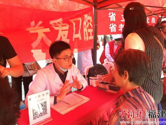 现场十支巾帼志愿队伍为老年人义诊、理发,教授急救、护理知识,提供维权、心理咨询服务等。