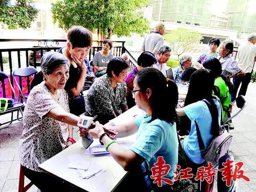新联社区志愿者为社区老人免费义诊