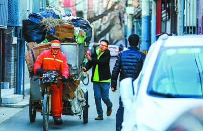 周末一大早,刘涛看环卫师傅的垃圾清运车从远处驶来,赶忙跑过去“护送”小车走出胡同。
