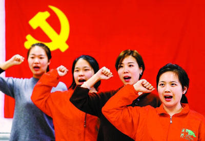 在年轻党员宋红妮带领下,九道湾社区“板桥卫士”志愿服务队成员开展党日活动。