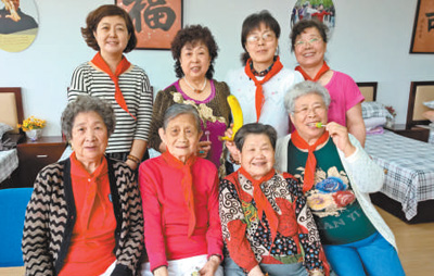 图为杨晓玲(后排右二)及志愿者与老人欢度佳节。 本报记者 史一棋摄