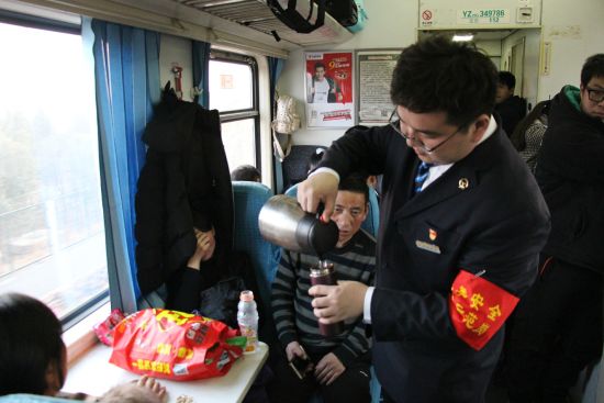 王冠雄正在为旅客倒开水