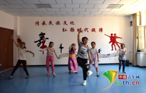 图为在“小蒲公英”课堂上，瓜州县志愿者指导孩子们学舞蹈。瓜州团县委 供图