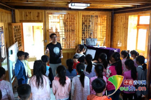 河北大学研支团成员带领孩子们进行合唱排练。河北大学研支团 供图