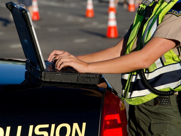 除了捐款，科技公司还可以用什么方法改善世界？